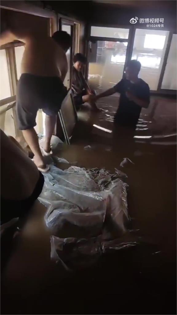 河北洪災淹到2樓！24位村民「站窗」避難　受災者絕望：20個小時沒吃喝