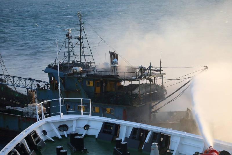 快新聞/中國聯合戰備警巡!海巡救援失火中船 管碧玲:要不去救我做不到