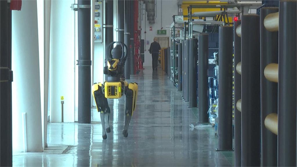 AI驅動機器狗上工 巡視電動車電池製造環境