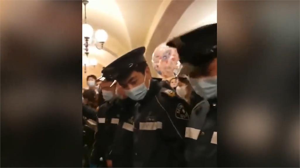 園內影像曝光！中國疫情爆發上海迪士尼突封園　大批警力圍人牆擋遊客