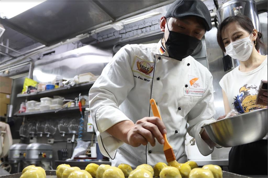 簡沛恩跨界聯名跨上癮 下海揉麵粉趕中秋推出限量驚艷味蕾的伴手禮!