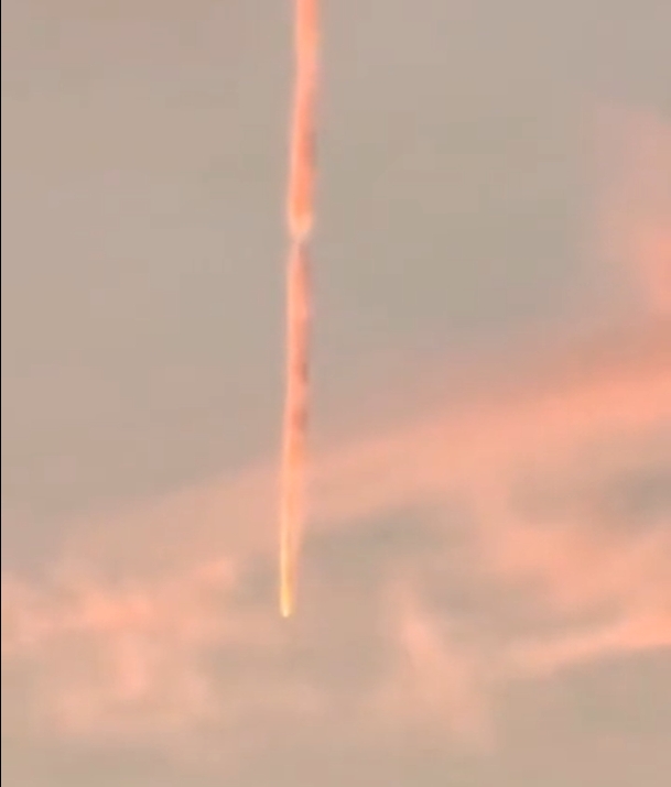 天有異象？上海天空出現「火球」高速墜落　民眾全程目睹驚呼：觔斗雲
