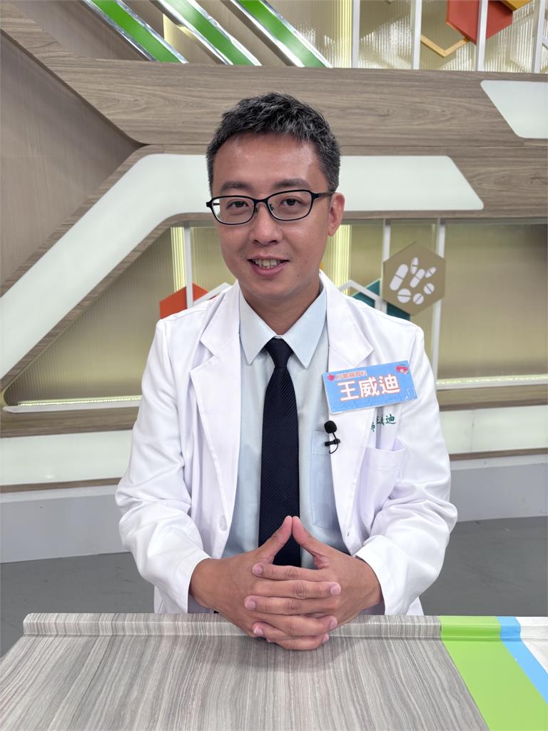 《醫學大聯盟》郭婷筠驚爆「不喝水狂嗑冰塊」!出門自備冰塊杯