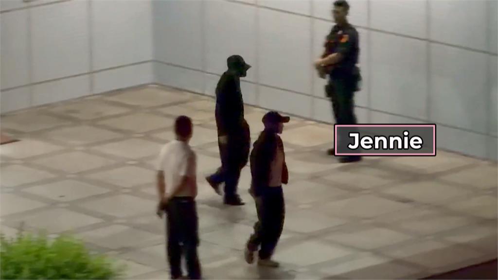 BLACKPINK抵台連唱兩天! 小港機場、下榻飯店外湧粉絲