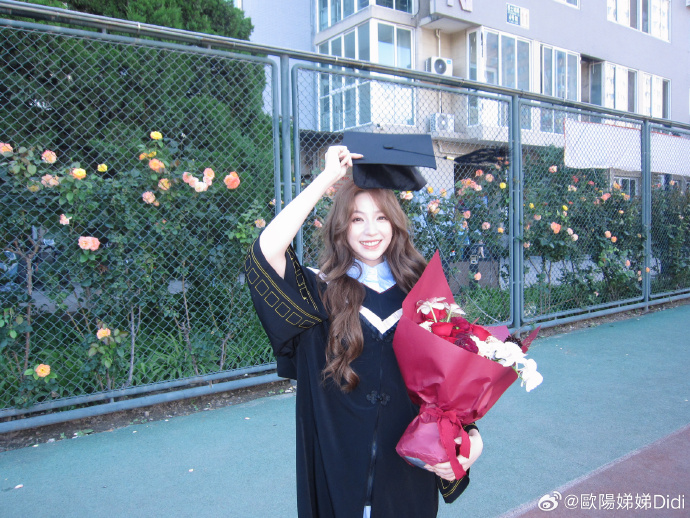 21歲歐陽娣娣北電畢業成楊冪學妹!她穿「學士服抱花燦笑」超青春