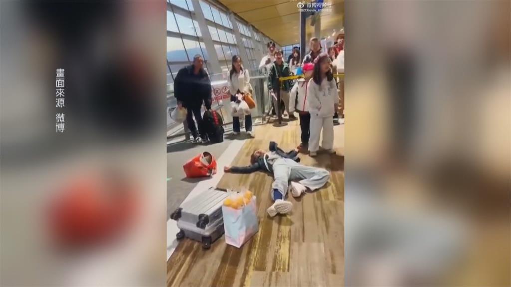 嚇瘋！中國裸湯池內驚現「穢物」　業者拒道歉打撈完後秒重新開放