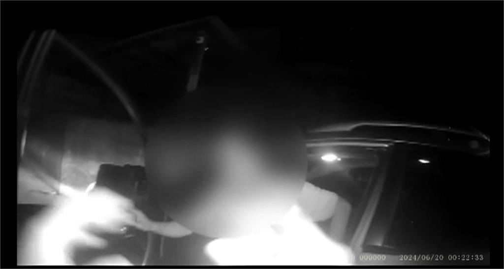 醉茫!車擋路中駕駛呼呼大睡! 警搖醒還辯稱「我又沒開車」