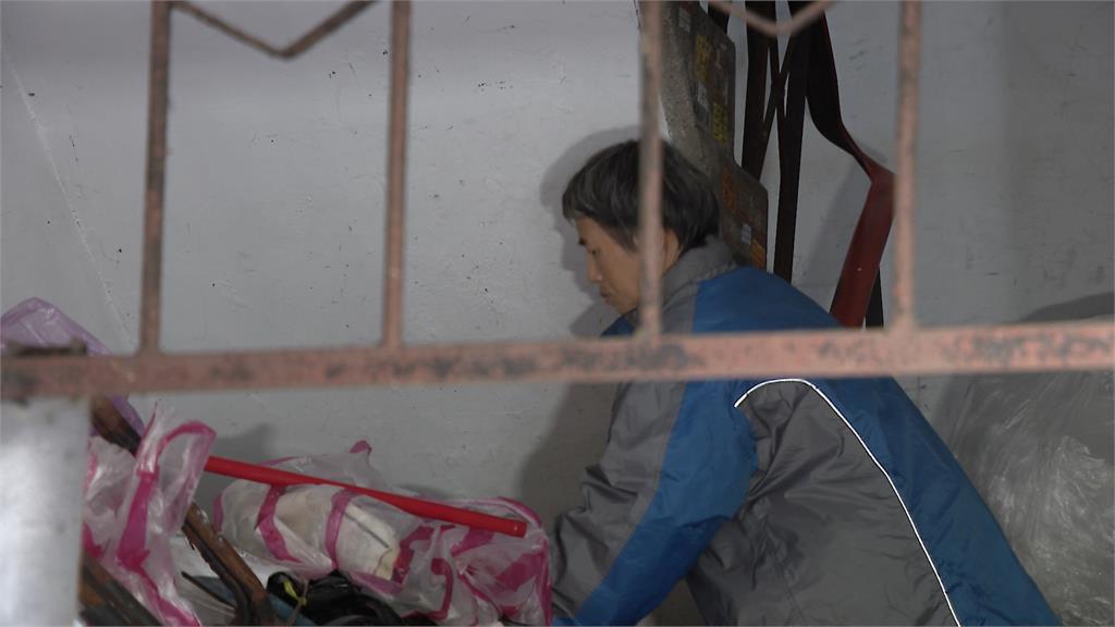 資源回收物婦人長期占用騎樓引發不滿 近期物品疑似被潑灑強酸
