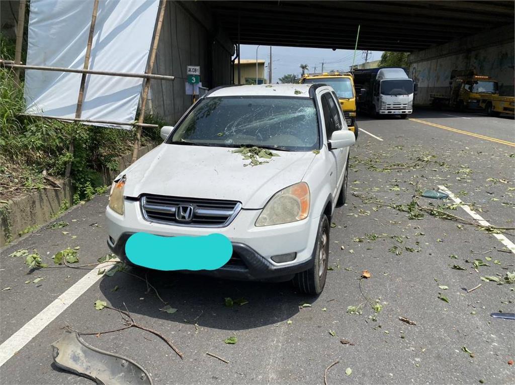 快新聞/國3嘉義段紅色轎車撞遊覽車!車飛落平面道路 白車也慘被波及