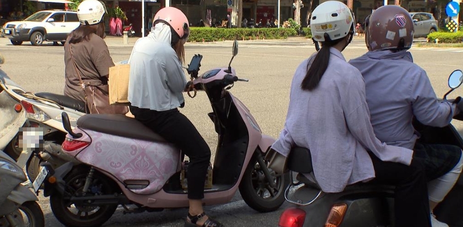 並排騎機車「忘我聊天」 危險!警:無違規不開罰