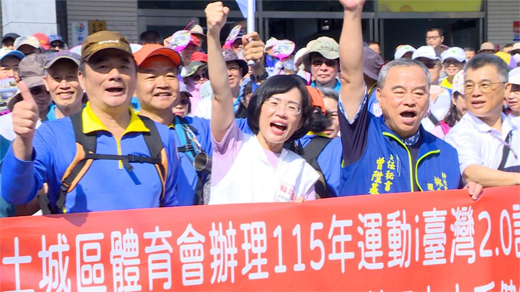 新北市長選戰！蘇巧慧桐花健行變粉絲會　李四川幫洗腳搶婦女票