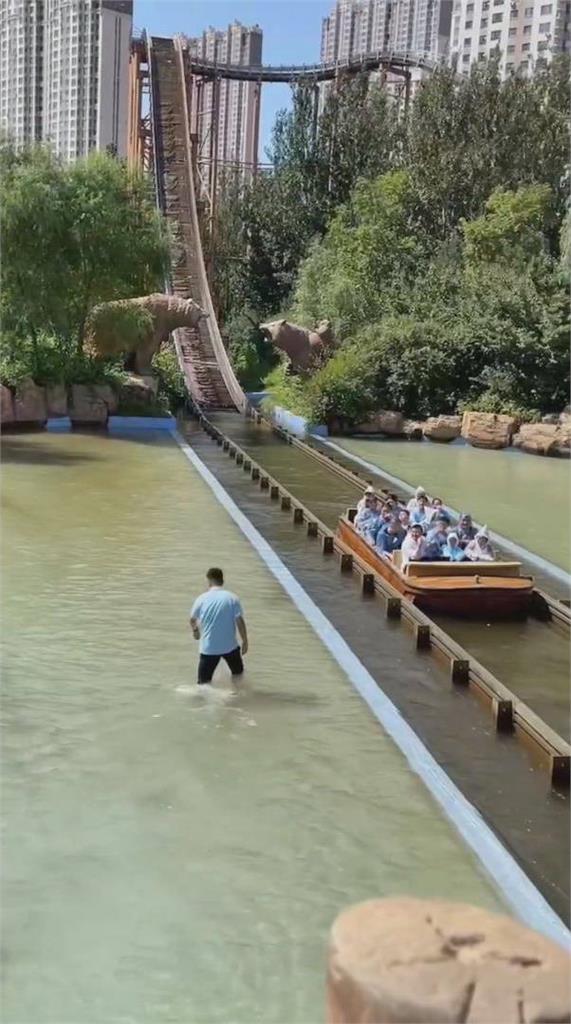 軌道突變型!中國「激流勇進」險成奪命飛車 家長全錄下:太嚇人了