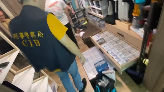 拆窗攻破詐欺機房! 主嫌住所查扣現金近5千萬