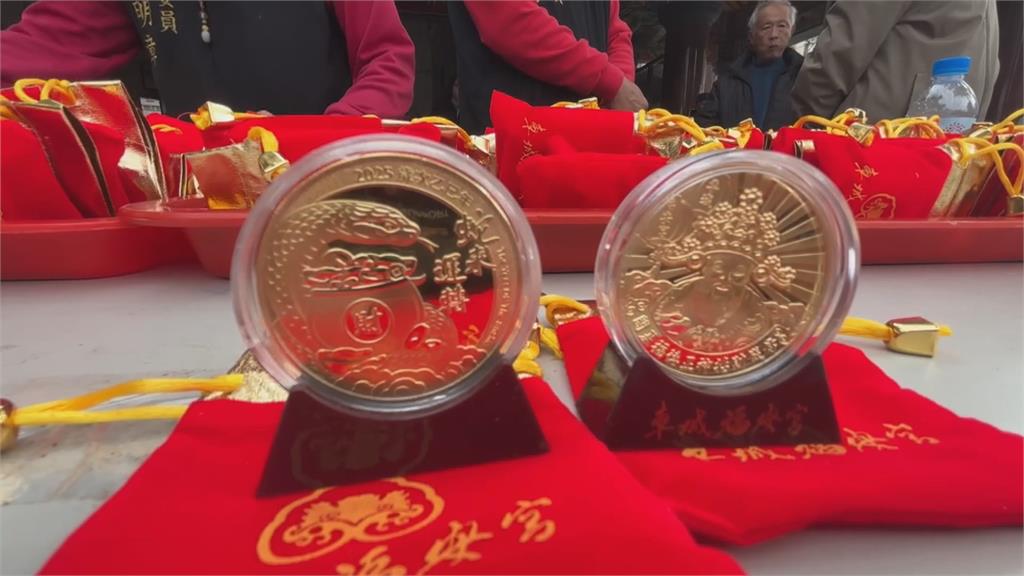 大年初一屏東車城福安宮發錢母 玉皇宮提供平安飯湯讓信徒吃平安