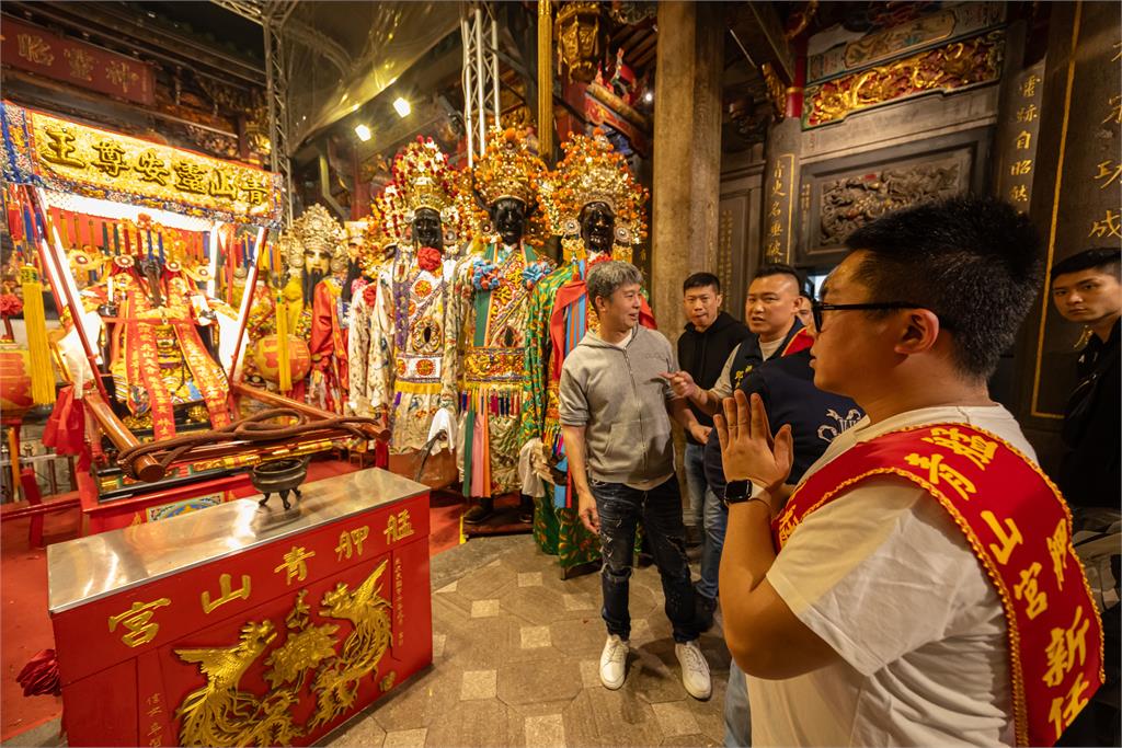 一歲娃勇奪爐主!青山宮擲爐主大典爆棚 全場喊破宮埕:嘴嘴杯!