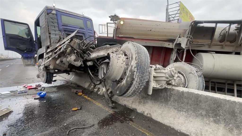 高屏大橋清晨砂石車翻覆 占3車道尖峰時段大塞車
