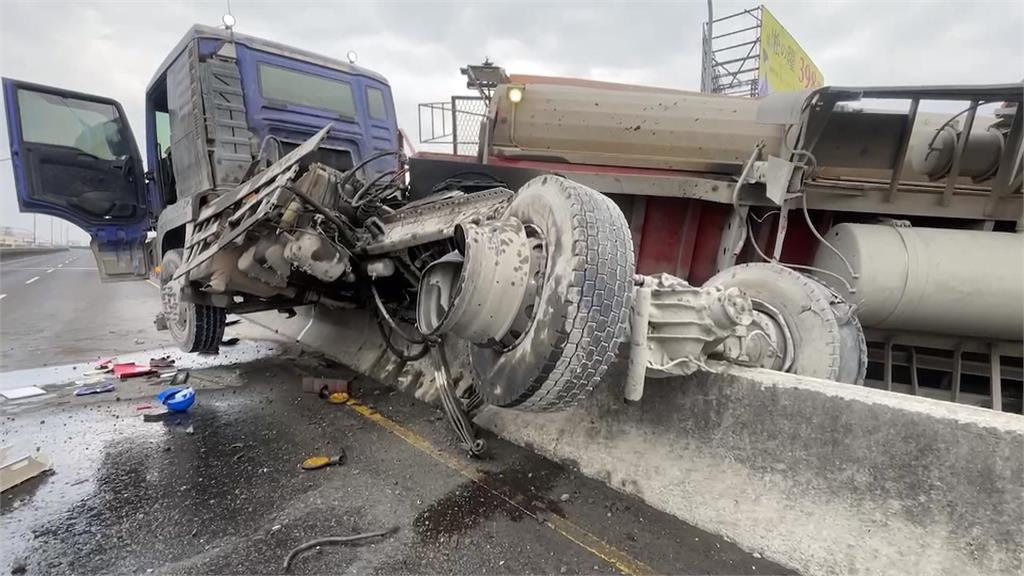 高屏大橋清晨砂石車翻覆　占3車道尖峰時段大塞車