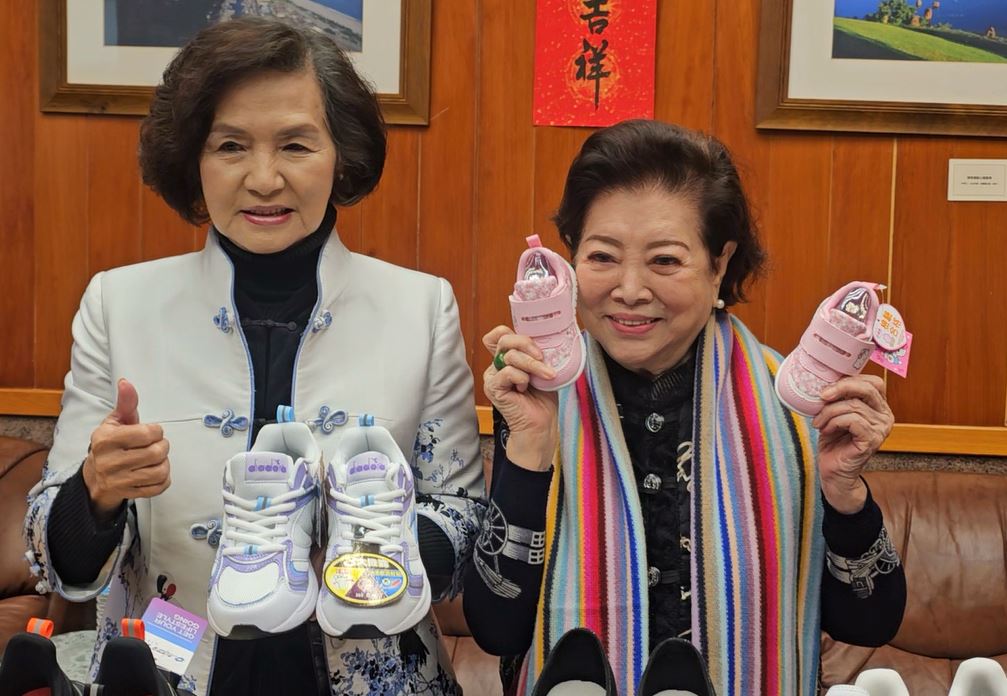 新年穿新鞋！　金馬影后陳淑芳代表捐20萬鞋品兌換券