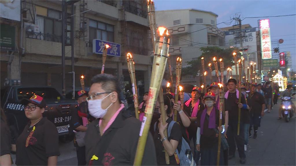 軟身關公騎馬夜巡遶境保平安 108支火把照亮大林鎮