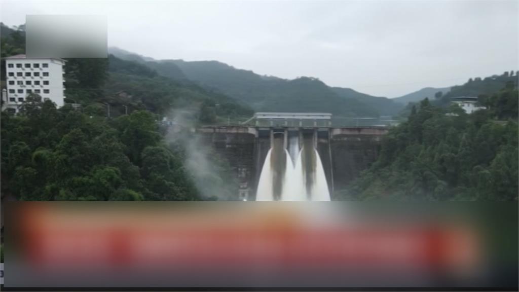湖南暴雨下游水位漲 猛爆洪水沖走車輛