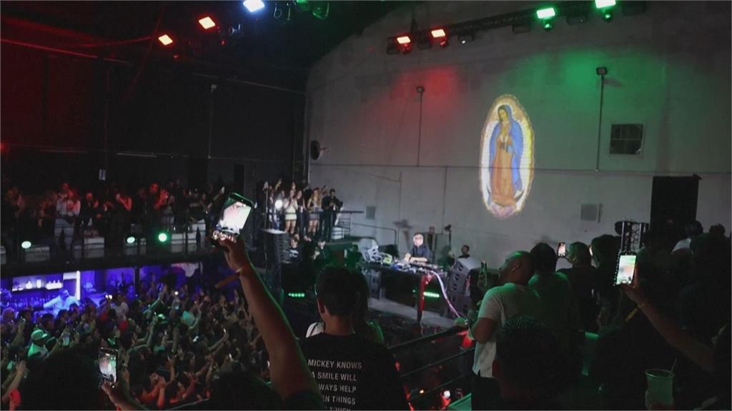 為教會還債！白天穿袍參加彌撒　神父兼當DJ放歌嗨瘋整夜