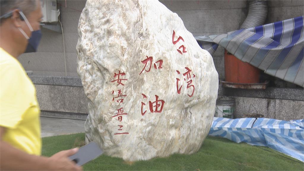 紀念台灣永遠的朋友! 安倍晉三銅像運抵高雄今亮相
