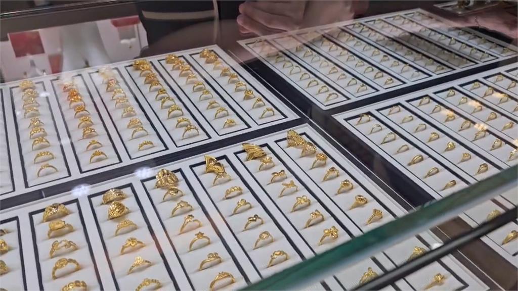 染壞習慣欠債！１７歲少年搶銀樓７０萬金飾　警查出共４嫌合謀犯案