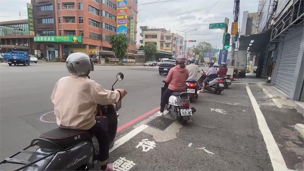 驚險一瞬間！彰化公車硬闖紅燈　待轉騎士險遭撞上