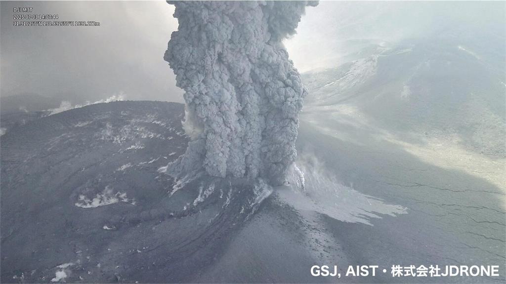 新燃岳火山連續噴發逾一週 火山灰影響當地1/3航班