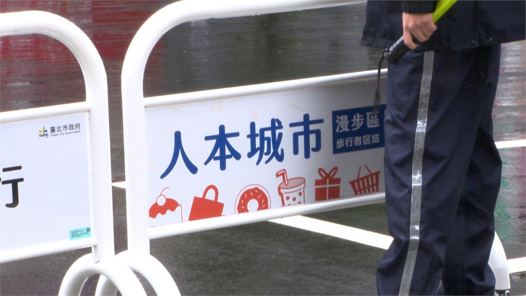 台北永康街「假日徒步區」試辦首週 雨天仍湧逛街人潮