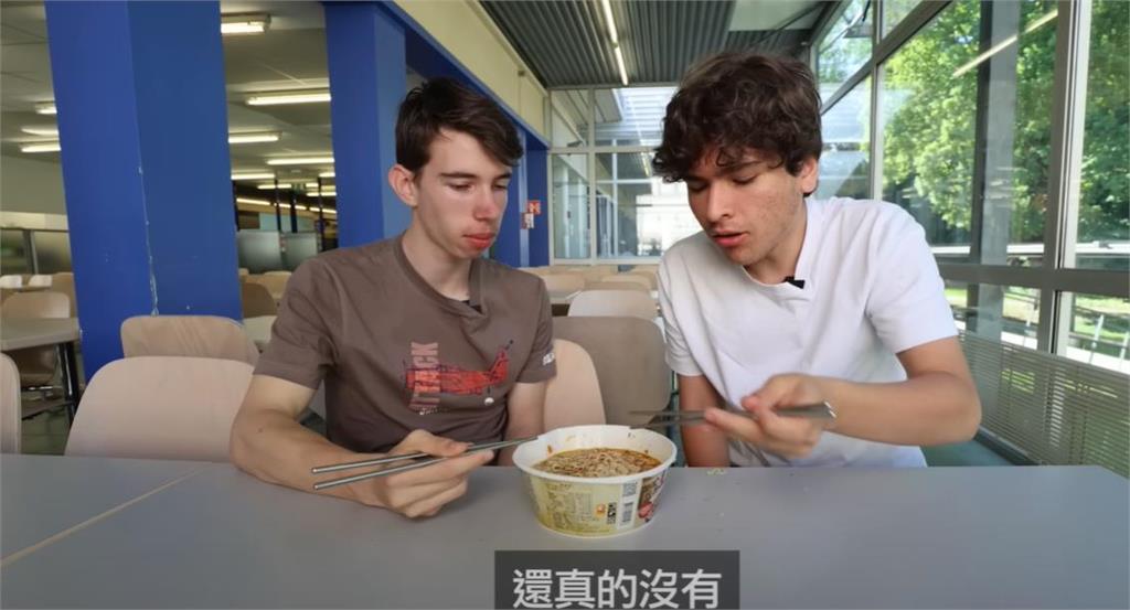 法國高中生「吃台灣泡麵」秒愛了！狂讚「這1口味最頂」：和珍奶同級