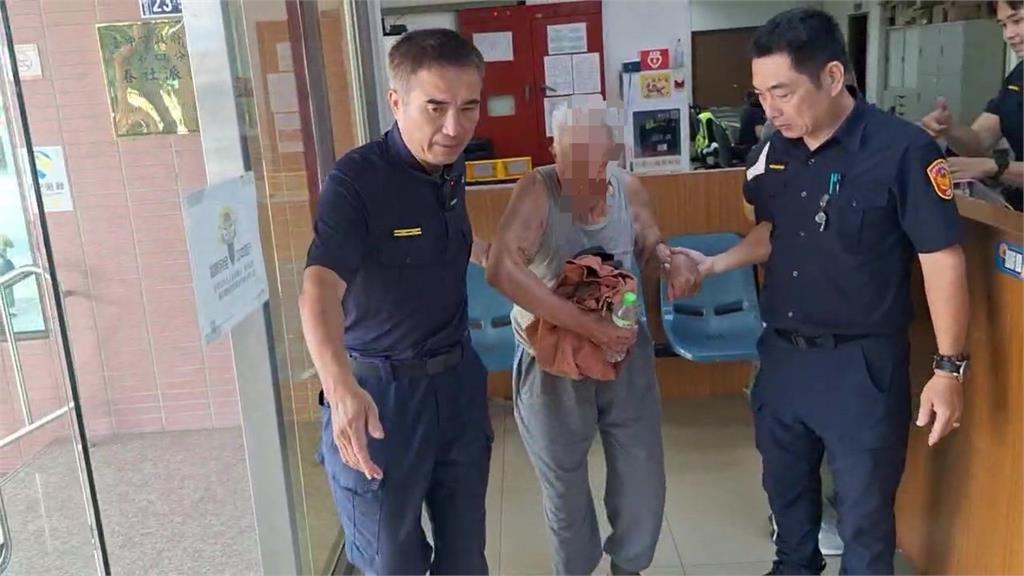 96歲翁騎"電輔車"沒電冒險推車 熱心警護送人車返家