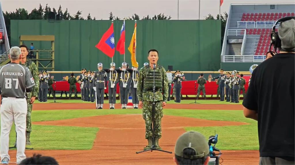 超震撼！慶祝93軍人節　黑鷹直升機現身桃園棒球場