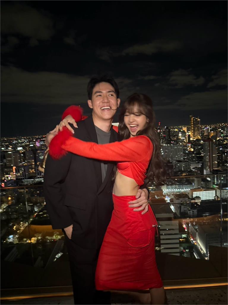 Lisa認偷戀愛「才爆見家長」身邊又換人?深夜「摟脖前男團成員」畫面流出