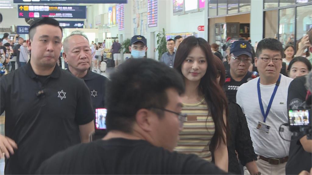 快新聞／周子瑜回台了！台灣首場SOLO獻給高雄　粉絲小港接機畫面曝