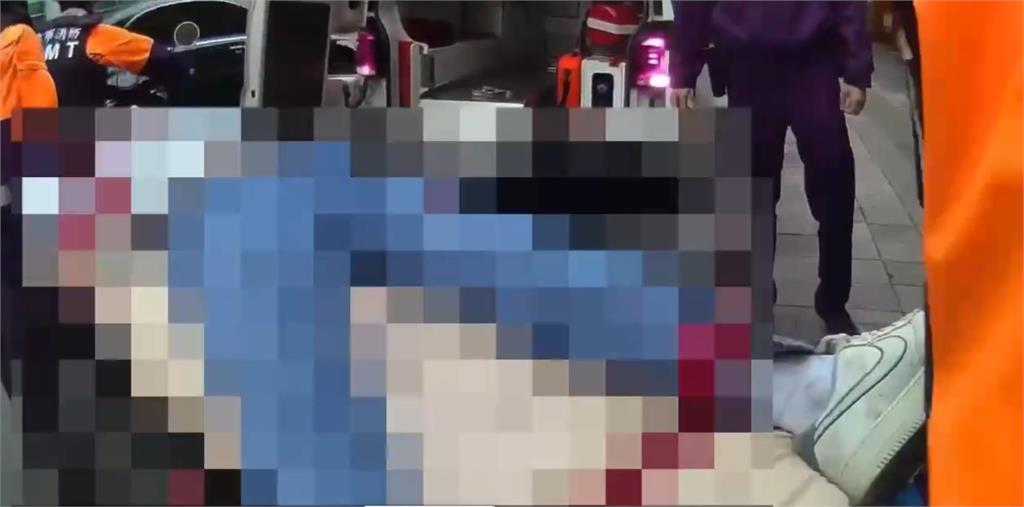 快新聞/北市信義驚見隨機攻擊!男子揮拳揍路人 警方到場壓制