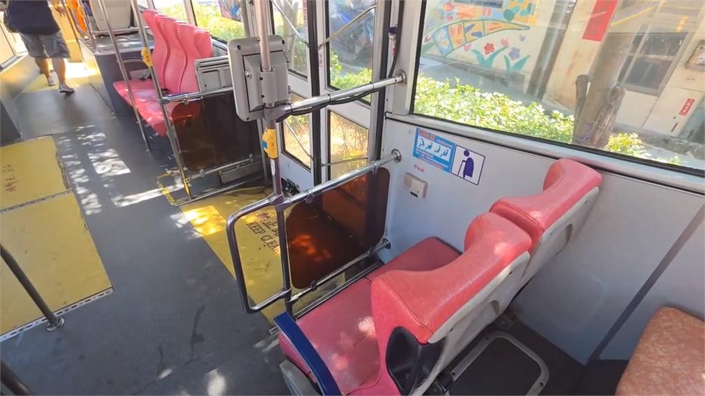 公車上全武行！男女乘客衝突"拖鞋、寶特瓶"全上
