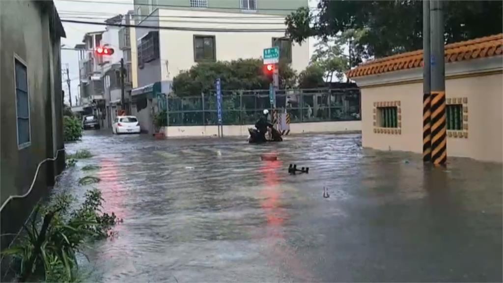 暴雨狂襲中南部！台南多處嚴重淹水　車輛困小東路地下道畫面曝光