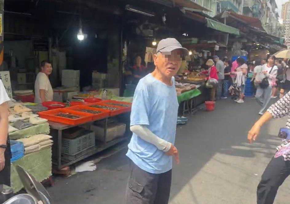 快新聞／葉元之市場掃街出事了！身旁女助理竟遭路人襲擊　雙方爆發衝突