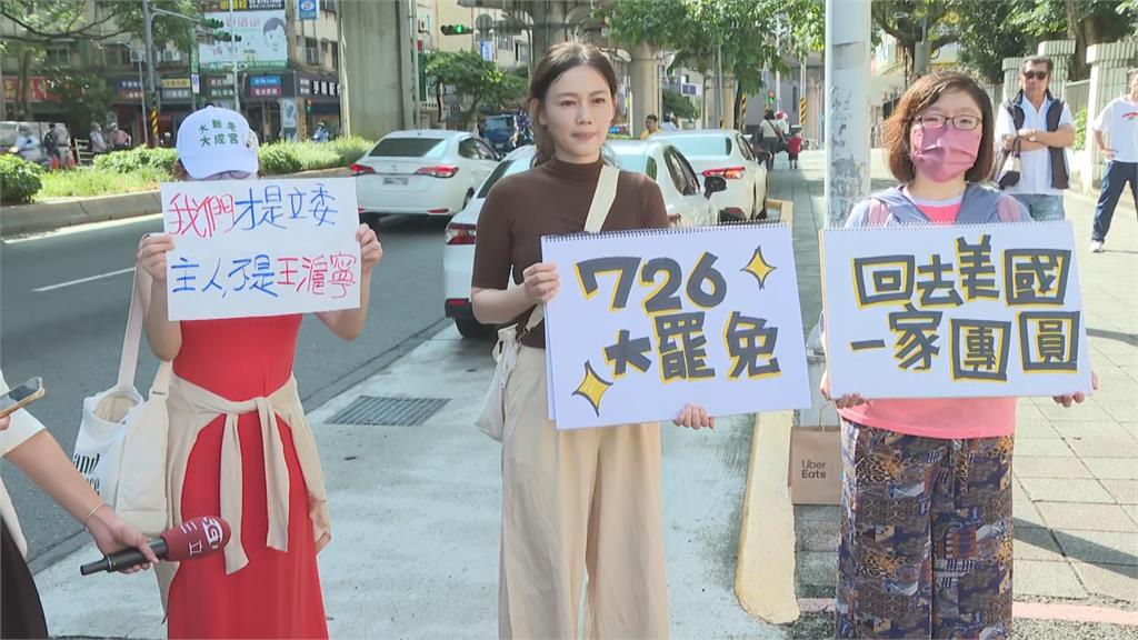 快新聞/行政不中立?李彥秀明湖國中辦反惡罷誓師 吳欣岱舉牌抗議
