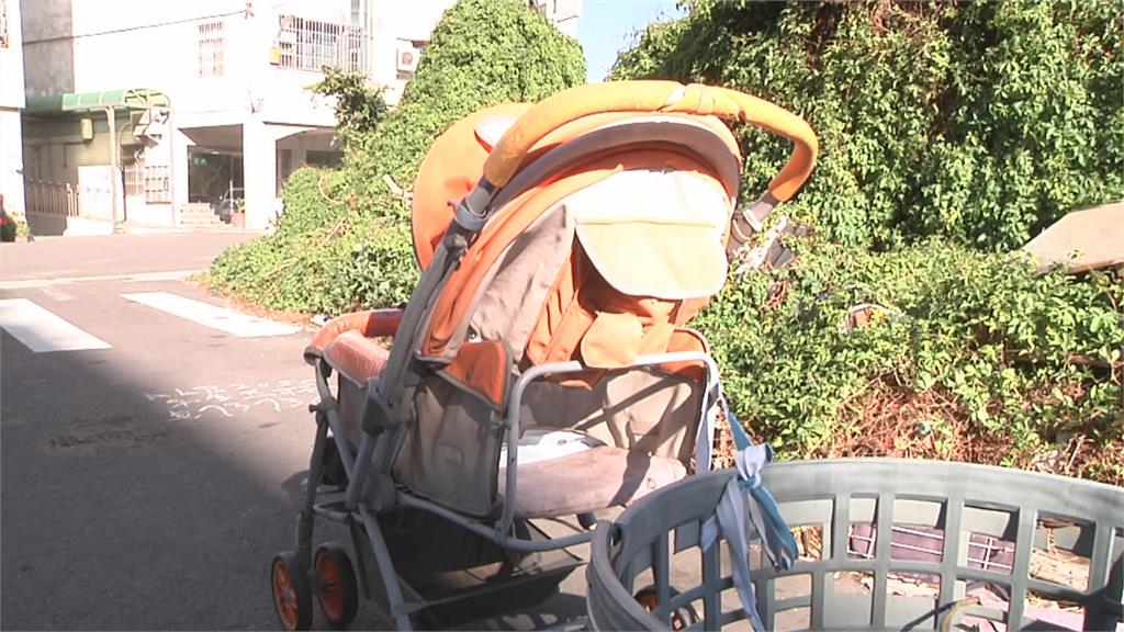 嬰兒車「自走」過馬路　原因曝光了