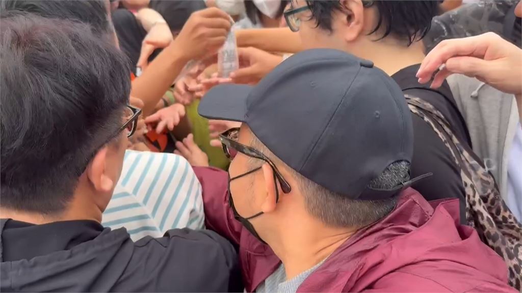 洋流飄帶太夯！議員小雞到處「立欠條」　寧可要飄帶也不要錢