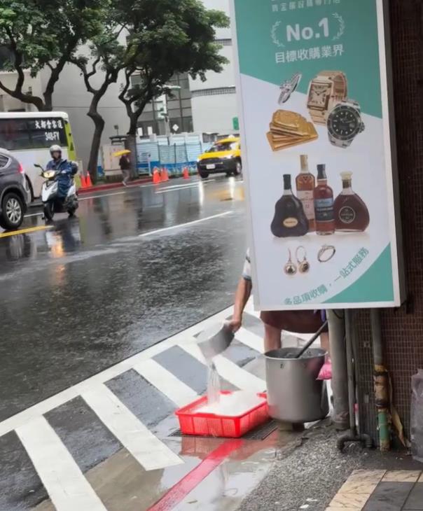 北市小吃店「水溝蓋上洗冬粉」超噁影片曝!網搜地圖街景嚇爛:每年都有⋯