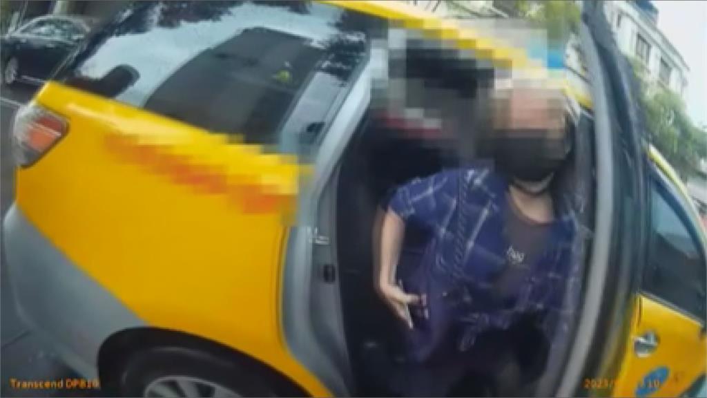 情緒失控!臭臉女搭小黃音樂放太大聲遭拒載 揮拳襲警下秒慘跟馬路親吻
