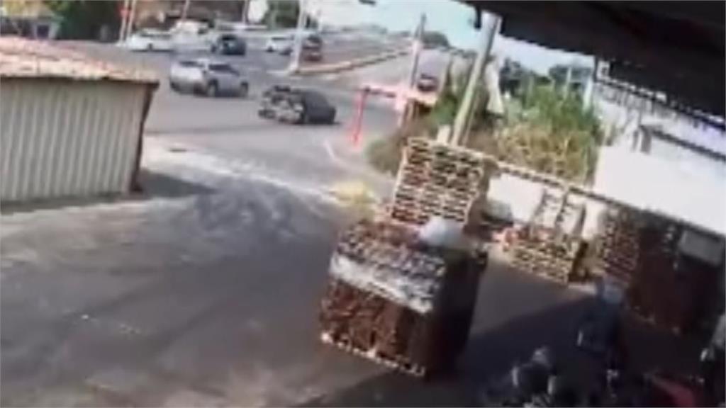 貨車駕駛疑恍神自撞！貨車撞轎車後又撞柱子　巨大聲響嚇壞人　