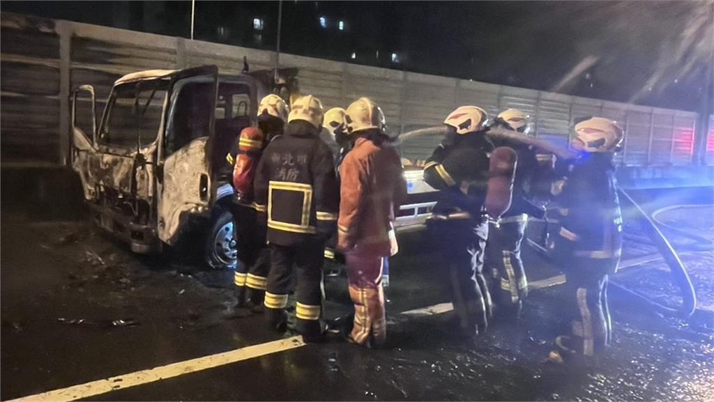 快新聞／悚！新北板橋台65線半夜「拖吊車燒成大火球」　恐怖畫面曝光了