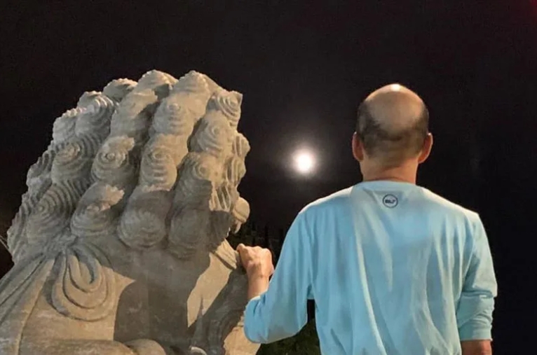 禿子跟著月亮走？網友P圖韓國瑜「超級藍月」笑翻：看到會發大財