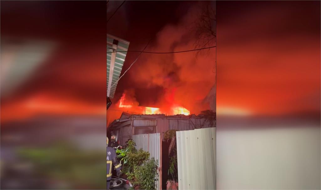 嘉義市倉庫大火! 火勢延燒街邊店面30多戶緊急逃生