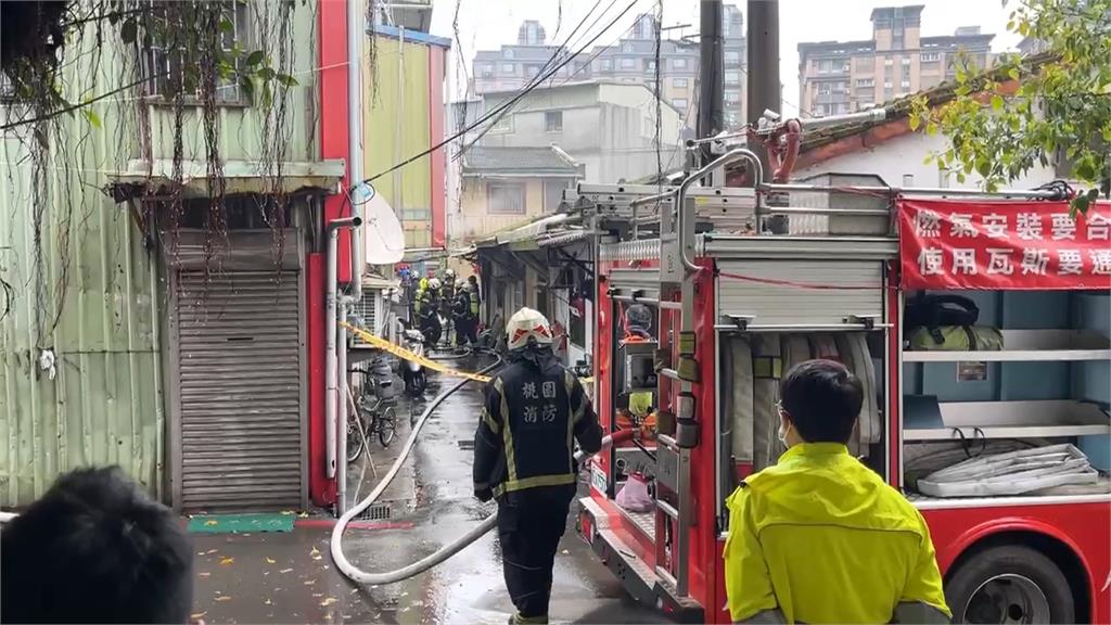 桃園八德木造平房火警 一家三口1死1命危