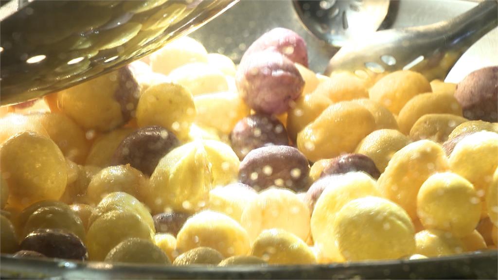 寧夏夜市過年氣氛濃！　平日排長龍　外籍遊客開心逛